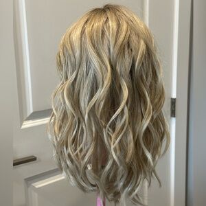 NEW Belle Tress Nottingham Wig In Crushed Almond Blonde R! Beautiful Wavy Style
